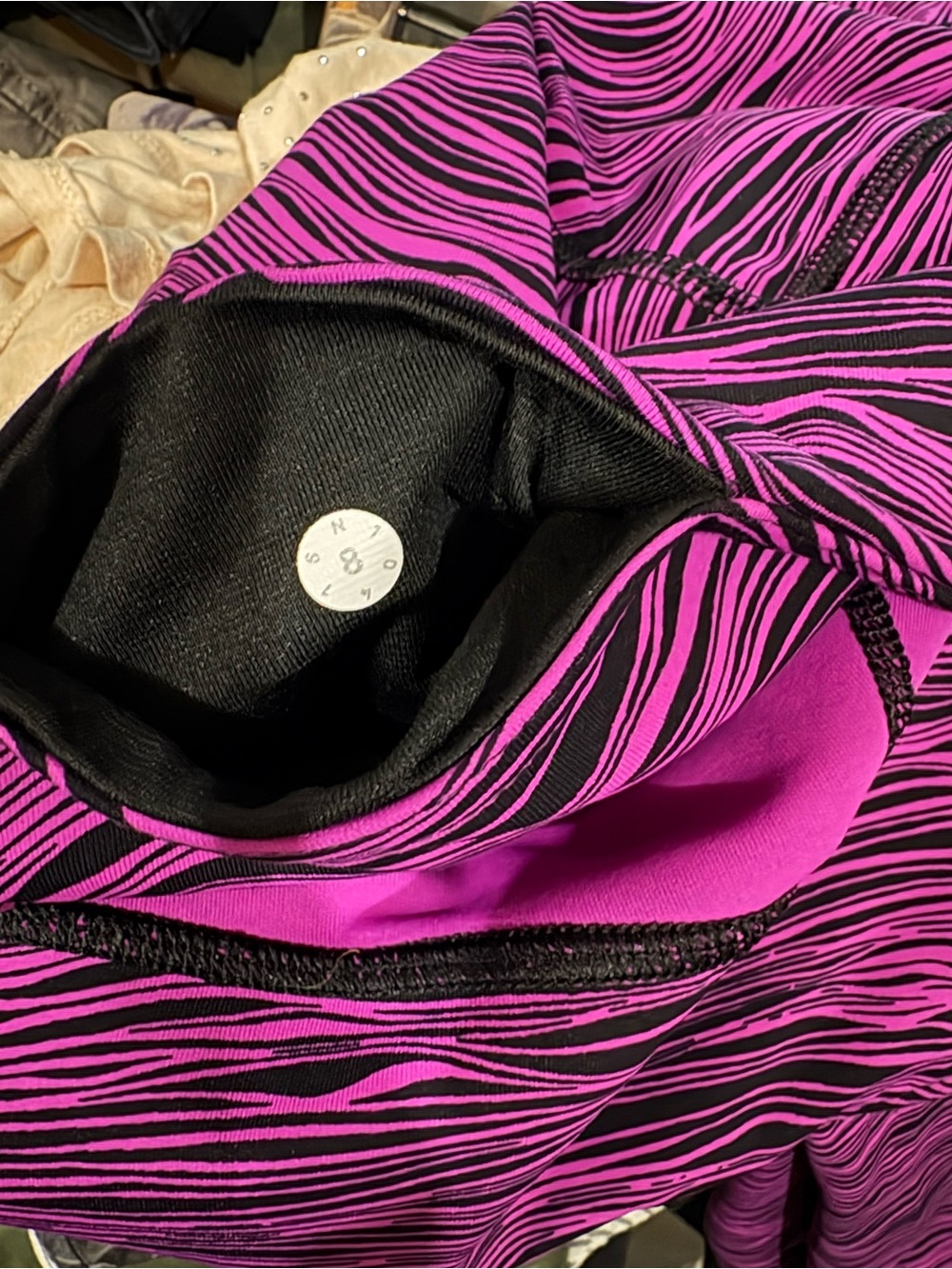 Lululemon Pink Black Wavy Print Crop Leggings Capris Size 8 💕🖤 - Picture 4 of 7